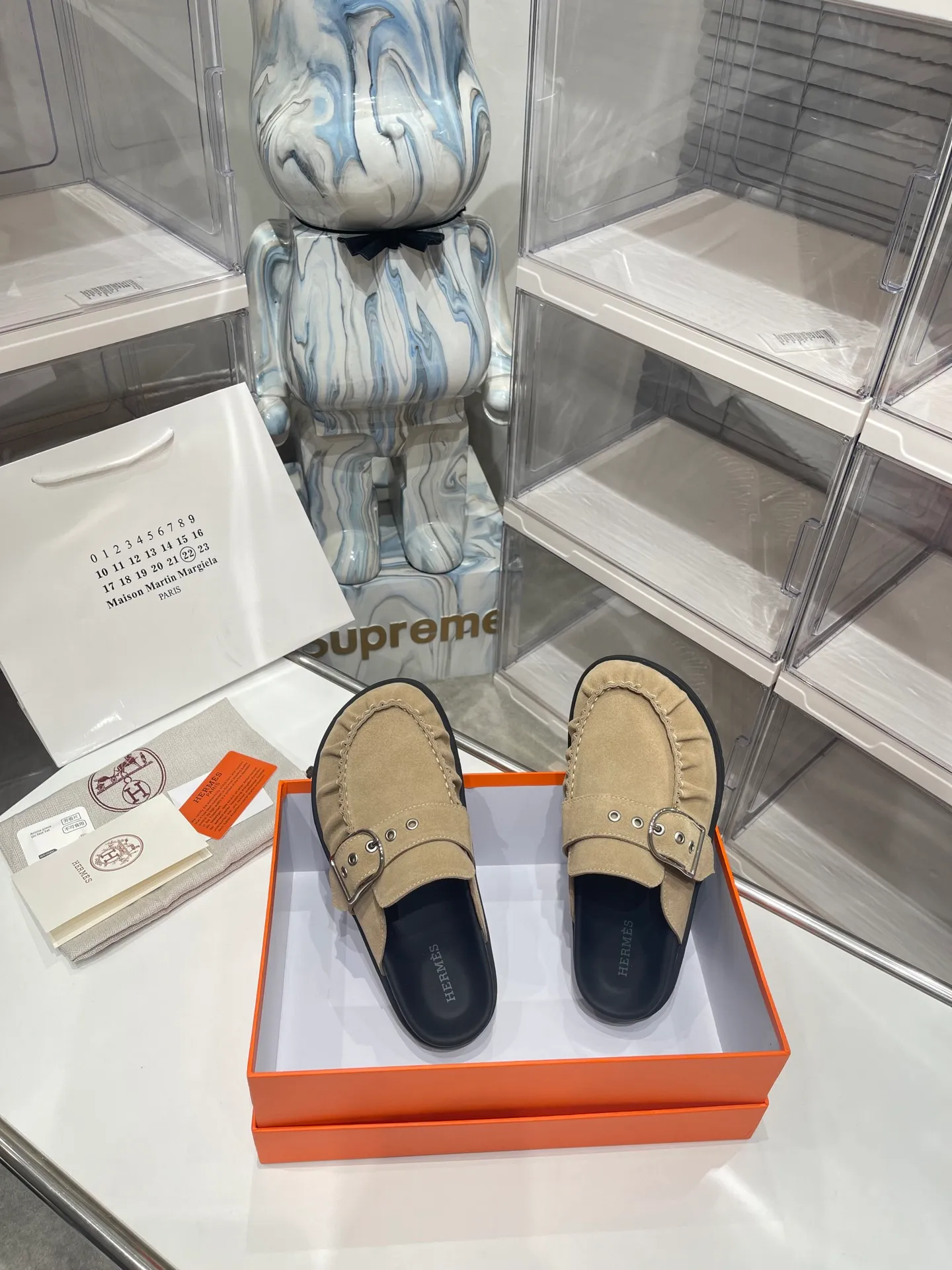 [H Family Hermès] P: 540💰 Size: Male 39-44 (45 46 customized) Female 35-40 (41 42 customized) HERMES Hermès latest kelly buckle couple style Birkenstock slippers, classic family language design! It looks good no matter how you match it! Casual and high-end feeling, the comfort is also great, paired with a variety of colorful socks, it gives a trendy and high-end feel ●Upper: imported cow suede ●Inner: imported sheepskin ●Foot pads: imported mixed sheepskin ●Outsole: Tpu non-slip and wear-resistant outsole